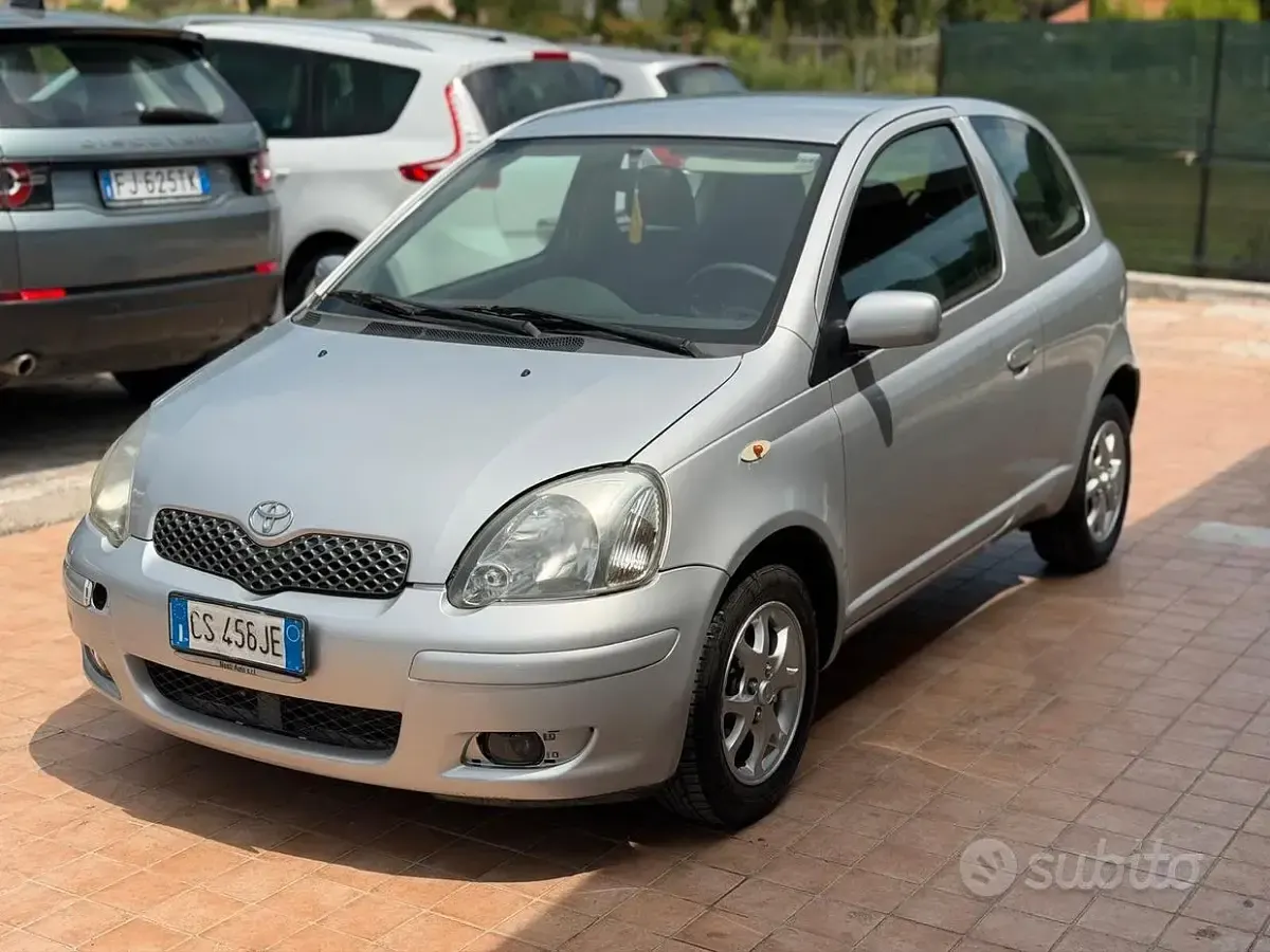Usata Toyota Yaris Sol 65 CV (47 kW) 2005 Grigio Berlina
