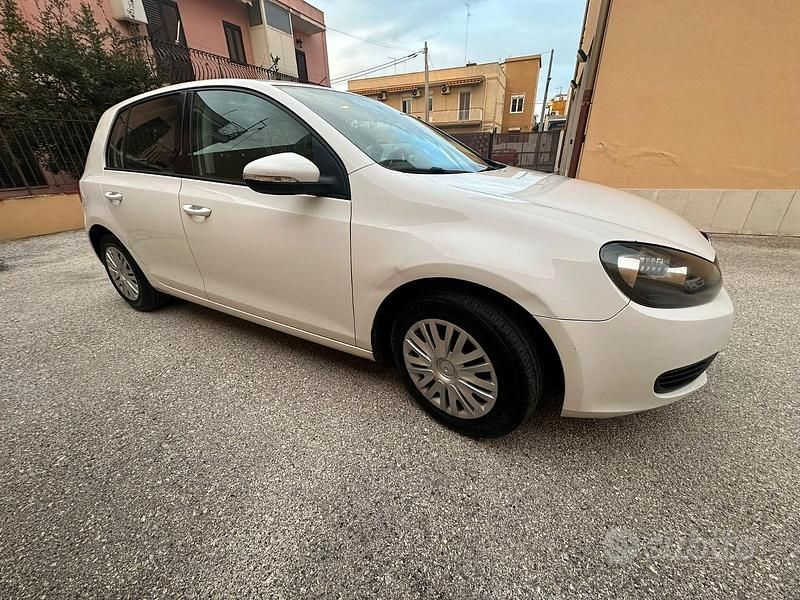 Usata VW Golf VI 65 CV (47 kW) 2011 Bianco Utilitaria