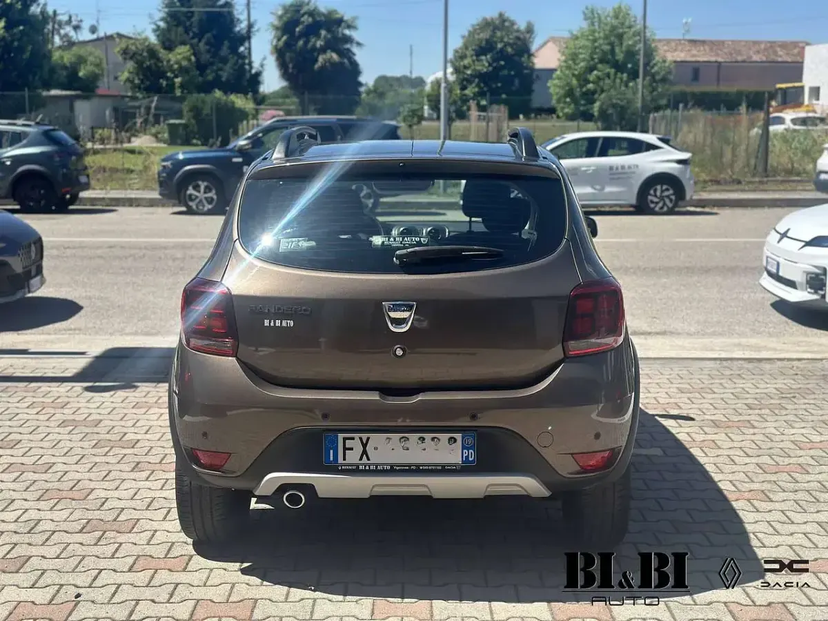 Usata Dacia Sandero Comfort 90 CV (66 kW) 2019 Marrone Berlina