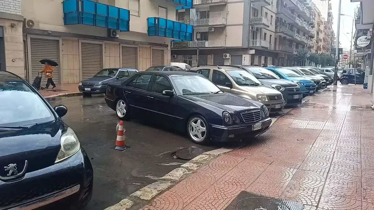 Usata Mercedes E270 116 CV (85 kW) 2001 Blu Berlina