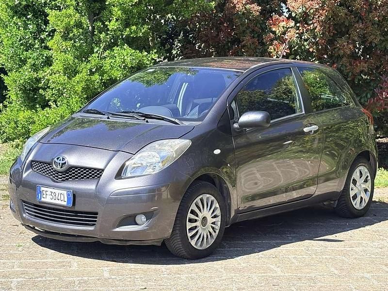 Usata Toyota Yaris Sol 69 CV (50 kW) 2010 Grigio Utilitaria