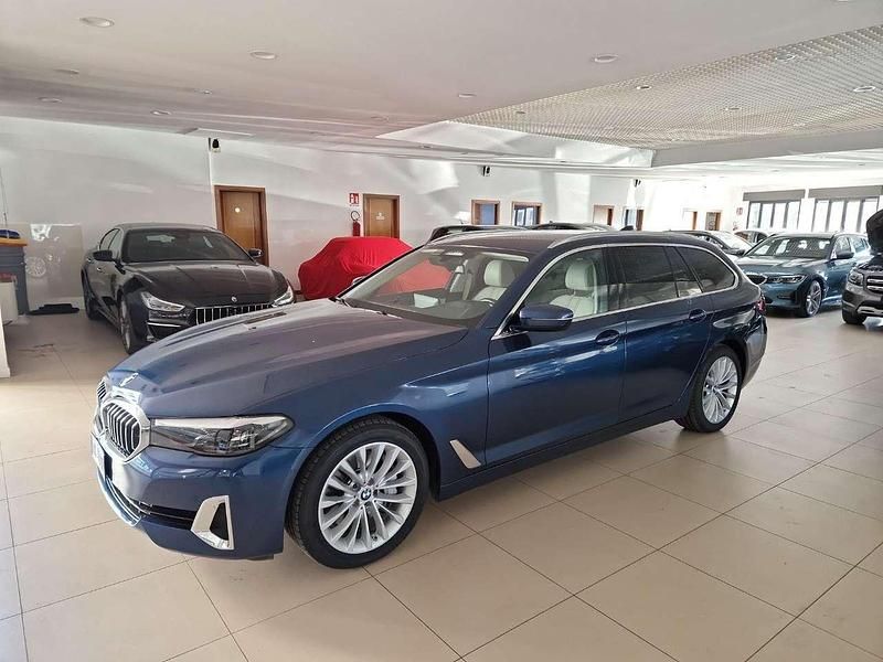 Blu/azzurro Usata 2021 BMW 530 Luxury Line Station wagon | 36.800 € (Ottimo prezzo) - Immagine 1/4
