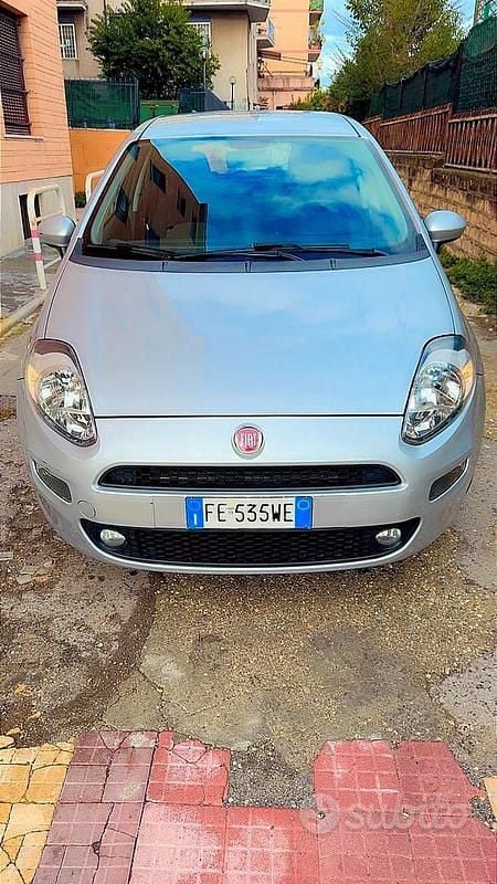 Grigio Usata 2016 Fiat Punto Lounge Berlina | 4290 € (Ottimo prezzo) - Immagine 1/4