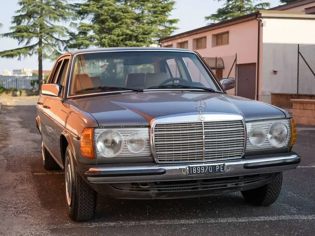 Usata Mercedes E230 136 CV (100 kW) 1982 Marrone Berlina