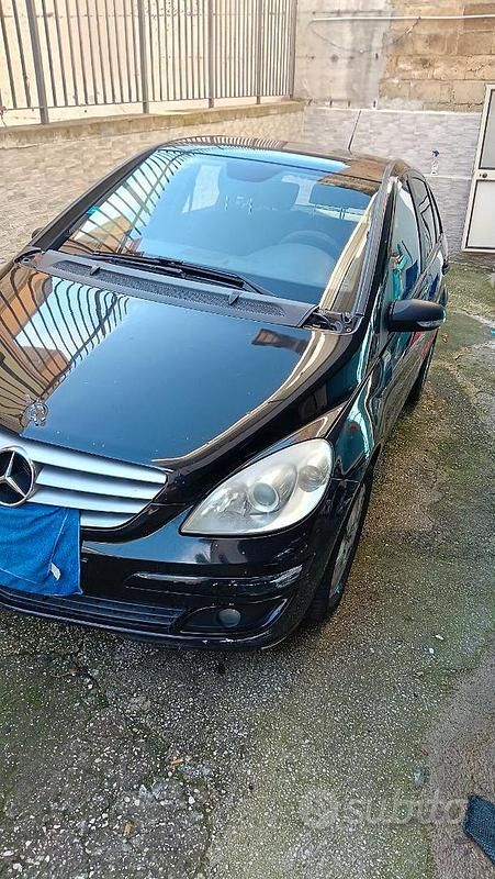 Käytetty Mercedes B180 109 HP (80 kW) 2006 Musta Tila-auto