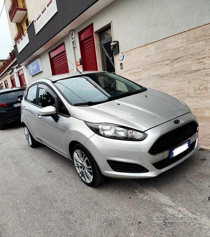 Usata Ford Fiesta 75 CV (55 kW) 2017 Grigio Berlina