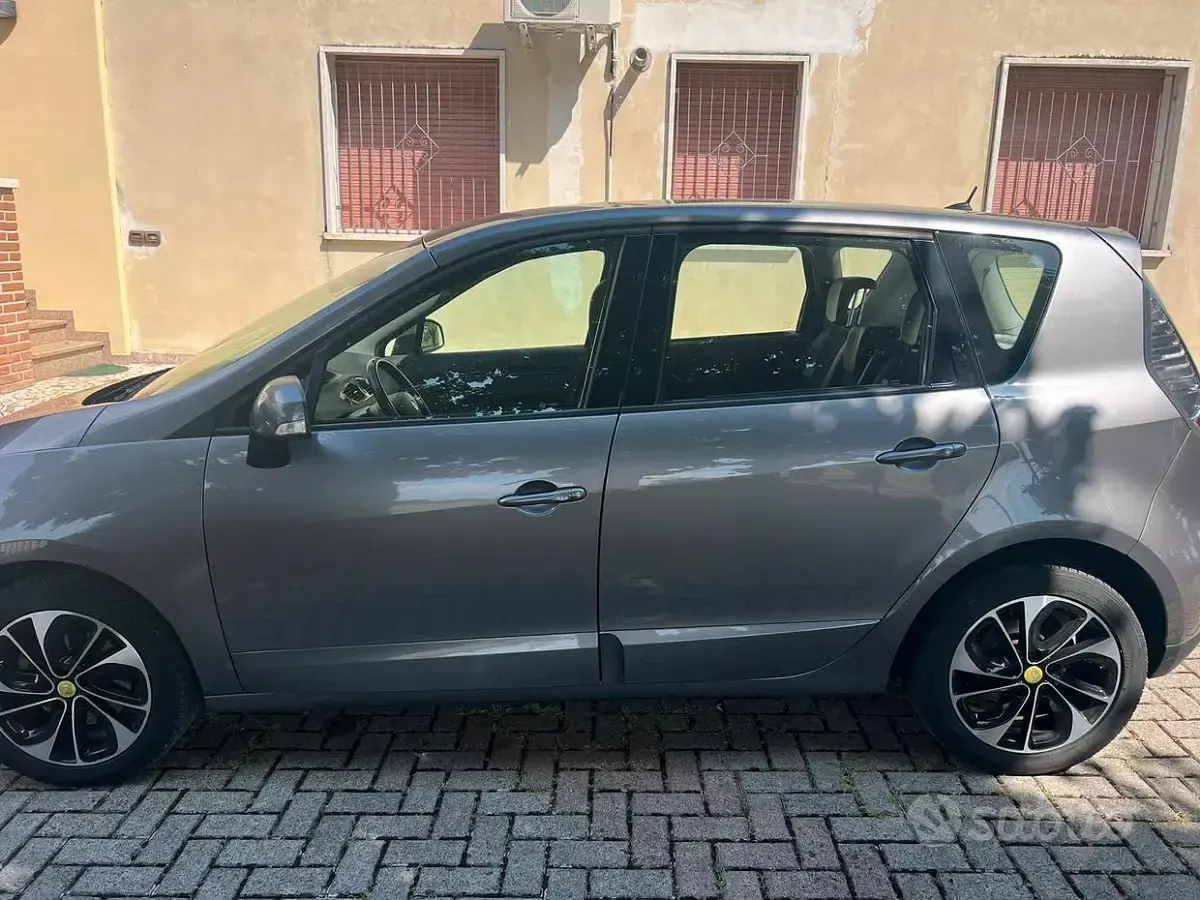 Usata Renault Scénic III 110 CV (80 kW) 2013 Grigio Monovolume