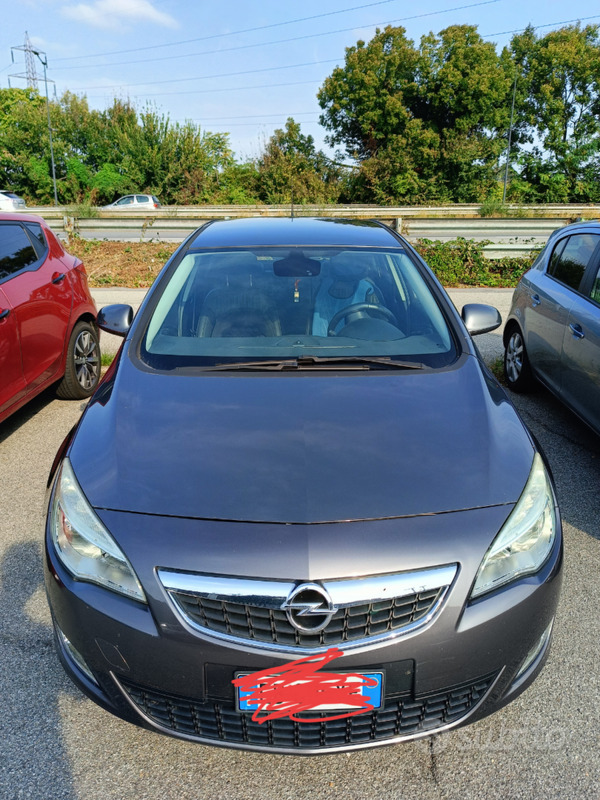 Usato 2010 Opel Astra 1.6 Benzin 115 CV (7.800 €)