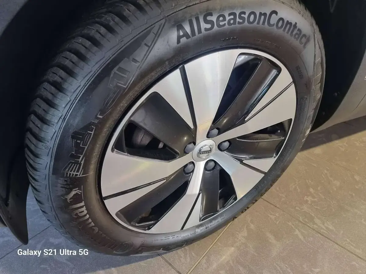 Usata Volvo XC40 Momentum 163 CV (119 kW) 2021 Argento SUV