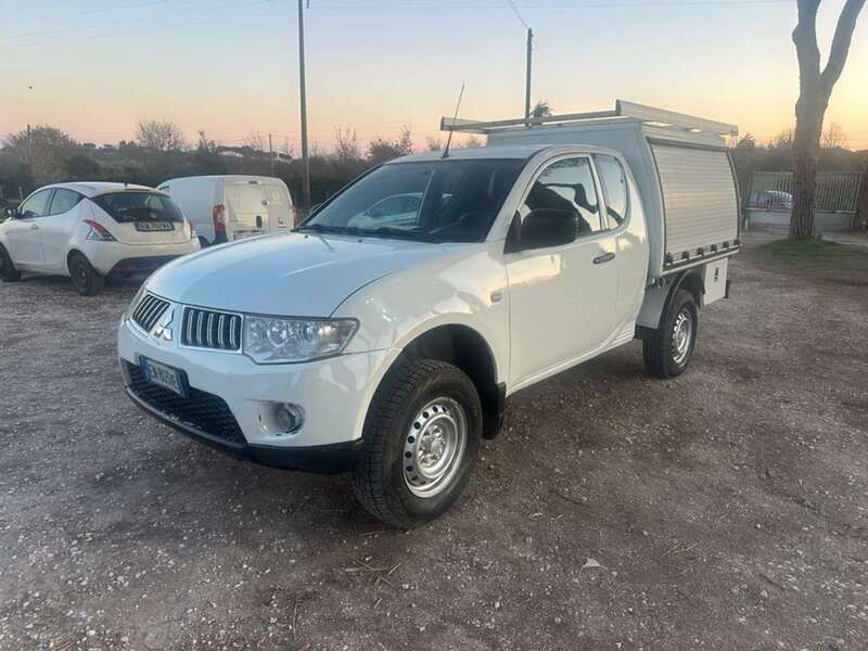 Bianco Usata 2013 Mitsubishi L200 Invite Pick-up | 8950 € (Super prezzo) - Immagine 1/2
