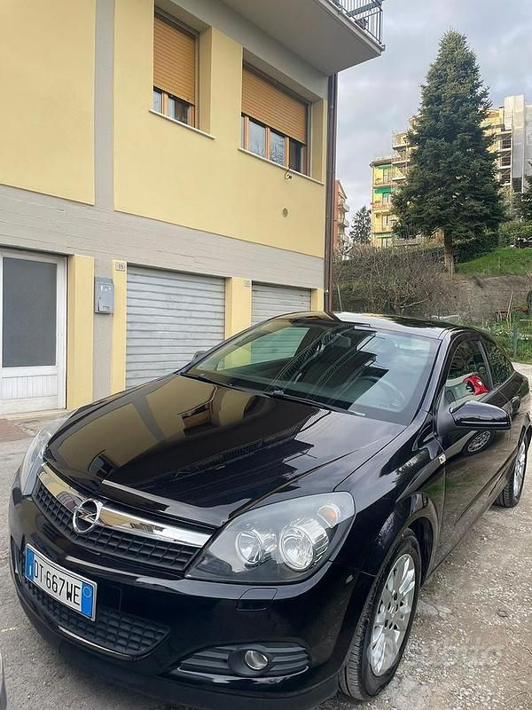 Usata Opel Astra GTC 95 CV (69 kW) 2009 Nero
