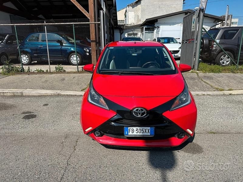Usata Toyota Aygo X-clusiv 69 CV (50 kW) 2015 Rosso Utilitaria