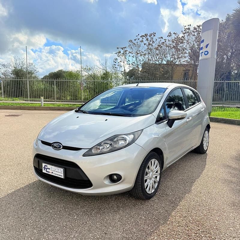 Usata Ford Fiesta 68 CV (50 kW) 2010 Argento Berlina