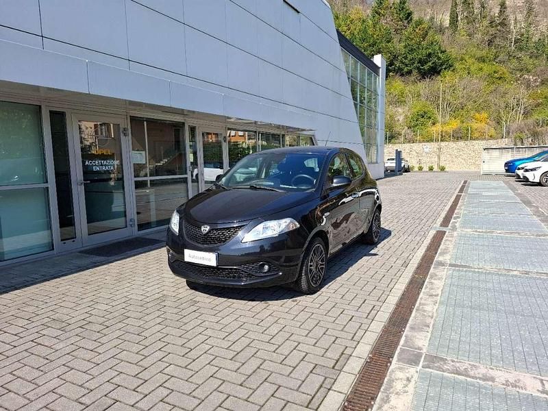 Usata Lancia Ypsilon Gold 69 CV (50 kW) 2018 Nero Utilitaria