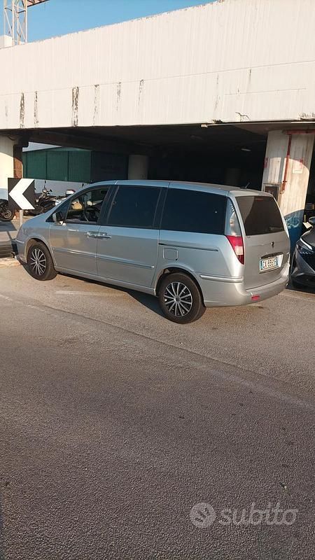 Usata Lancia Phedra 128 CV (94 kW) 2006 Grigio Monovolume