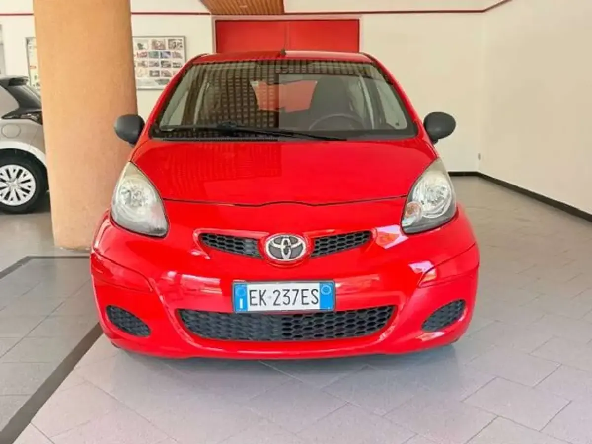 Usata Toyota Aygo Connect Style 68 CV (50 kW) 2011 Rosso Utilitaria
