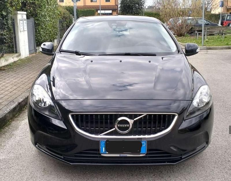 Usata Volvo V40 Kinetic 120 CV (88 kW) 2017 Nero Berlina