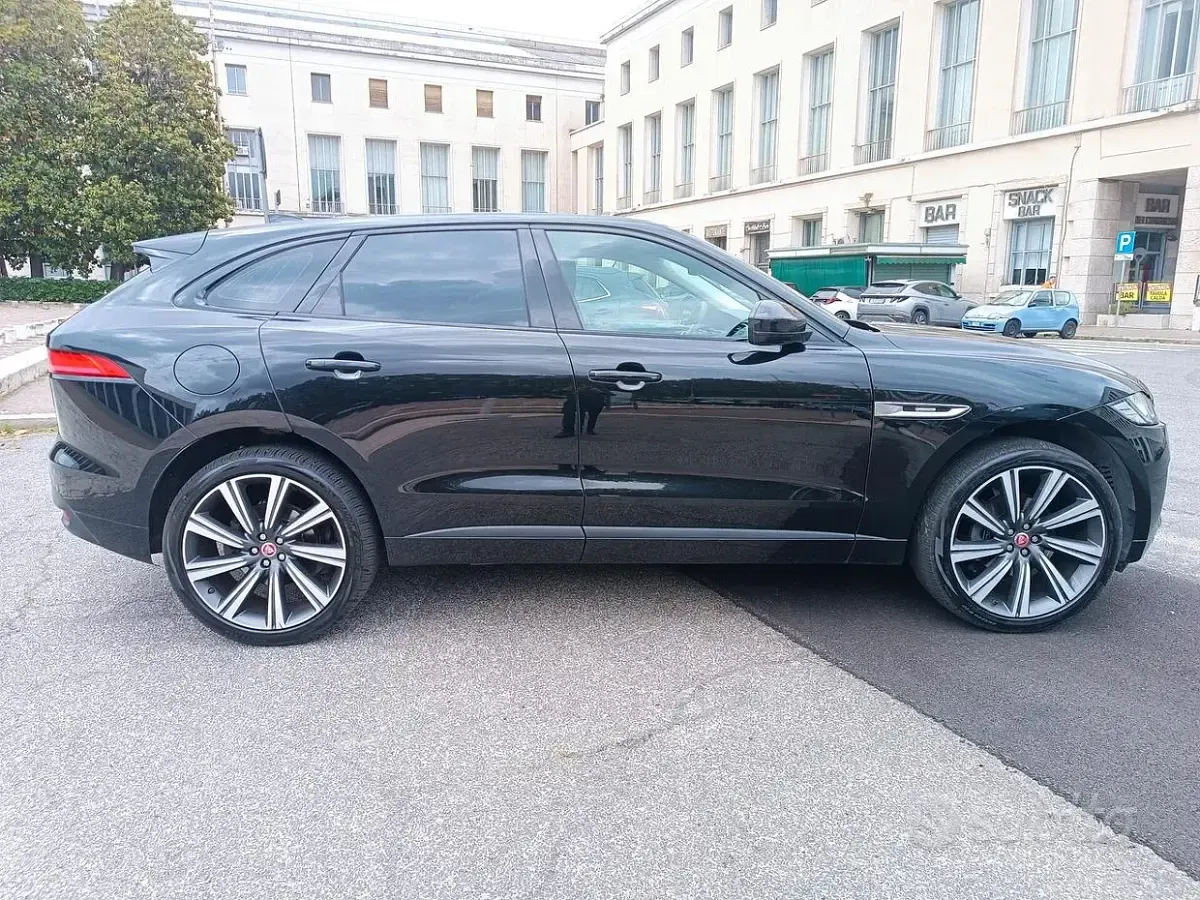 Usata Jaguar F-Pace R-Sport 180 CV (132 kW) 2017 Nero SUV