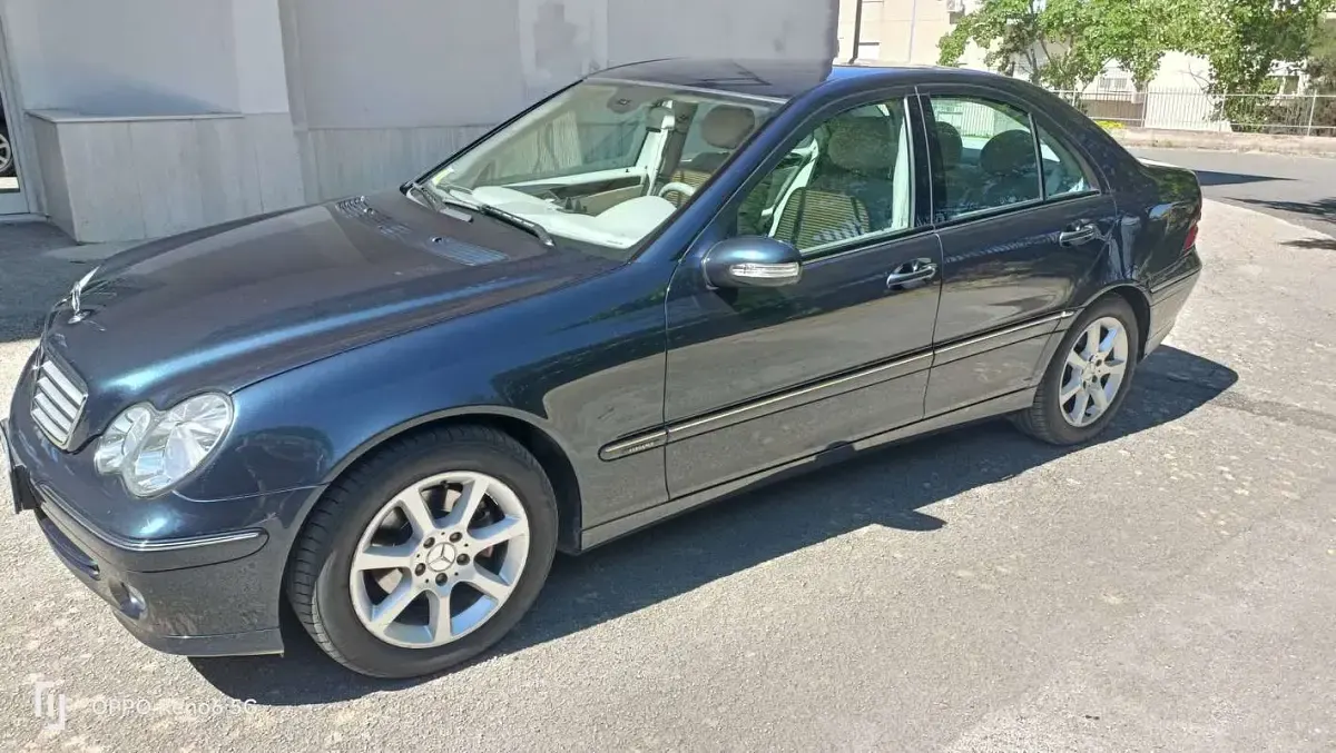 Usata Mercedes C220 Elegance 150 CV (110 kW) 2005 Blu/azzurro Berlina