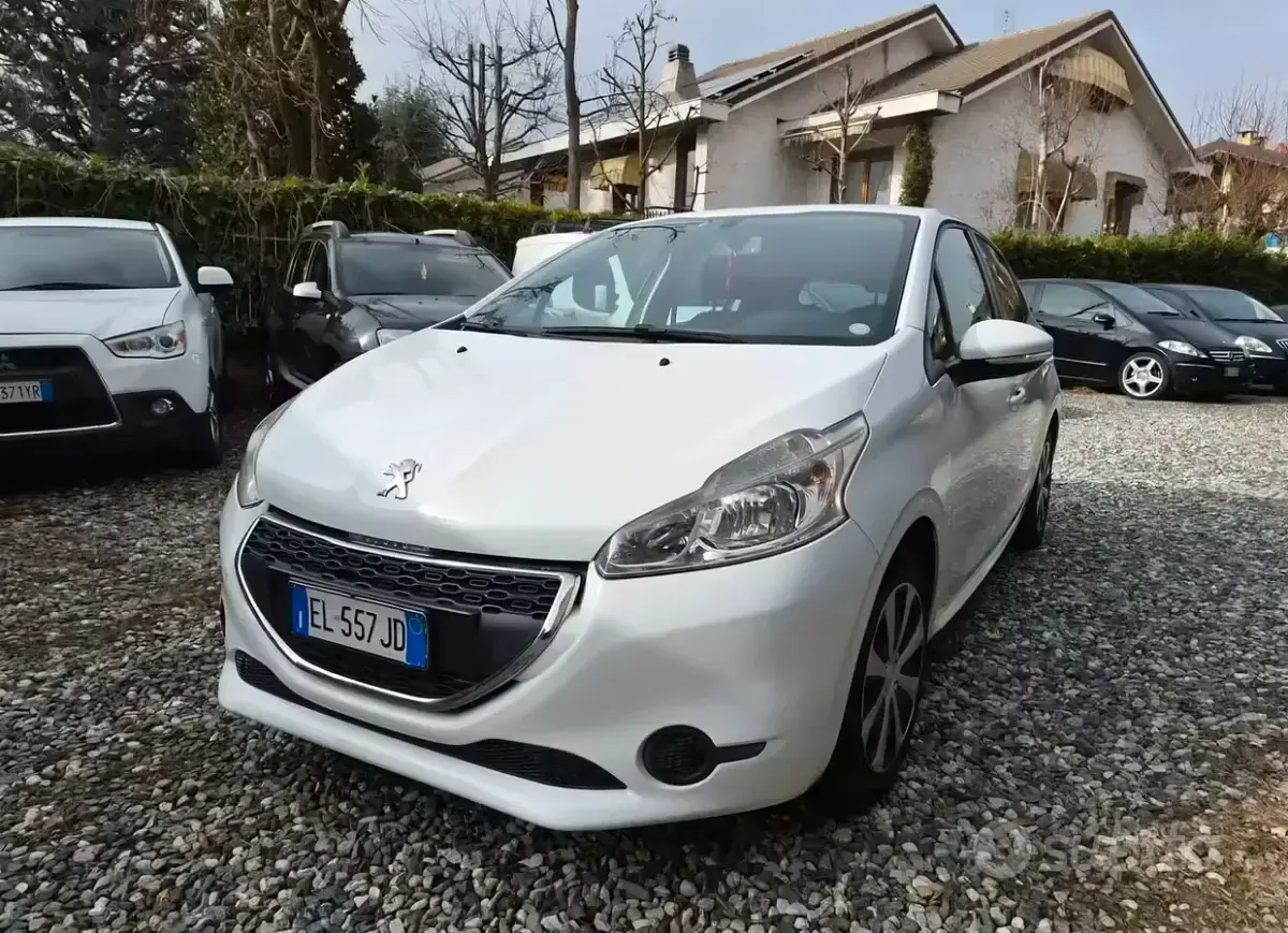 Usata Peugeot 208 Access 82 CV (60 kW) 2014 Bianco Utilitaria