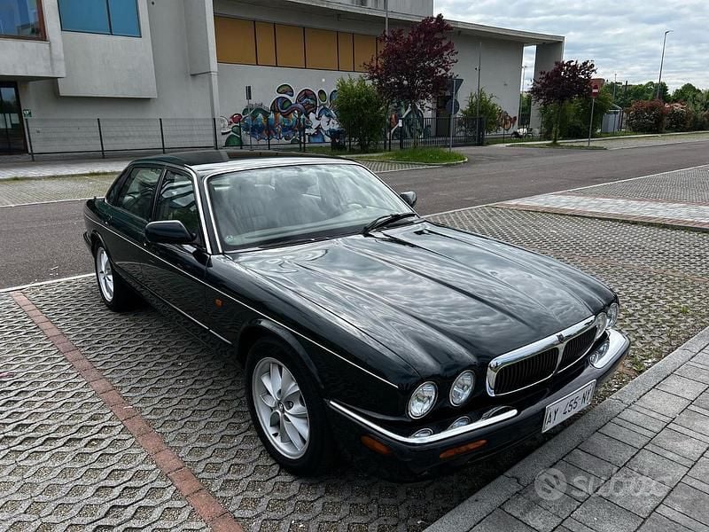 Usata Jaguar XJ8 Executive 1998 Verde Berlina