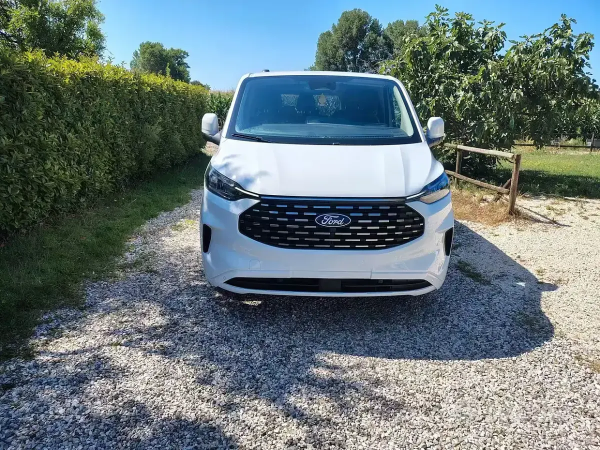 Usata Ford Tourneo Custom Titanium 136 CV (100 kW) 2024 Bianco Furgone
