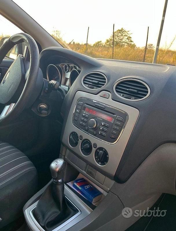 Usata Ford Focus 110 CV (80 kW) 2010 Grigio Station wagon