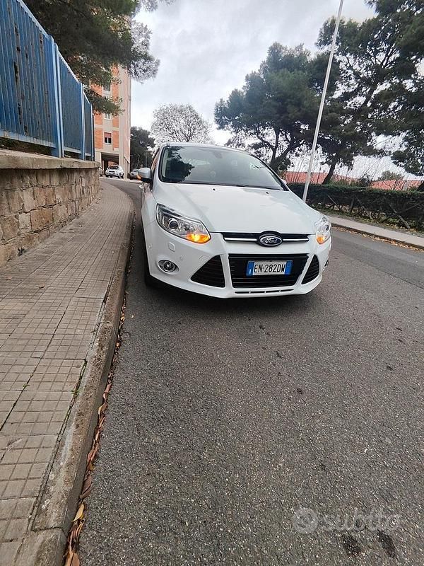 Begagnad Ford Focus 116 HK (85 kW) 2012 Vit Kombi