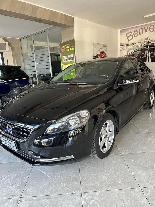Usata Volvo V40 120 CV (88 kW) 2016 Nero Berlina