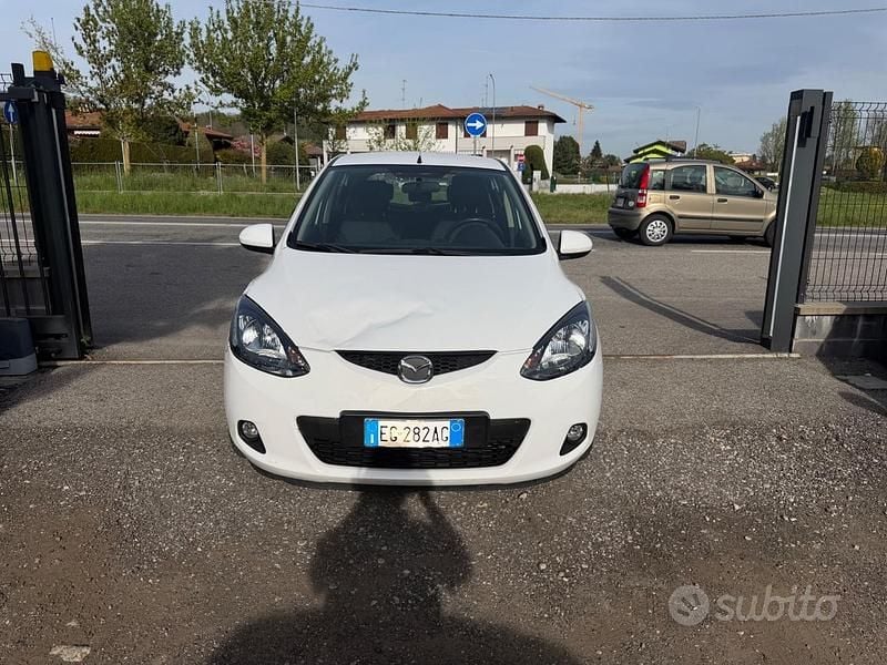 Usata Mazda 2 90th Anniversary 75 CV (55 kW) 2011 Bianco Utilitaria
