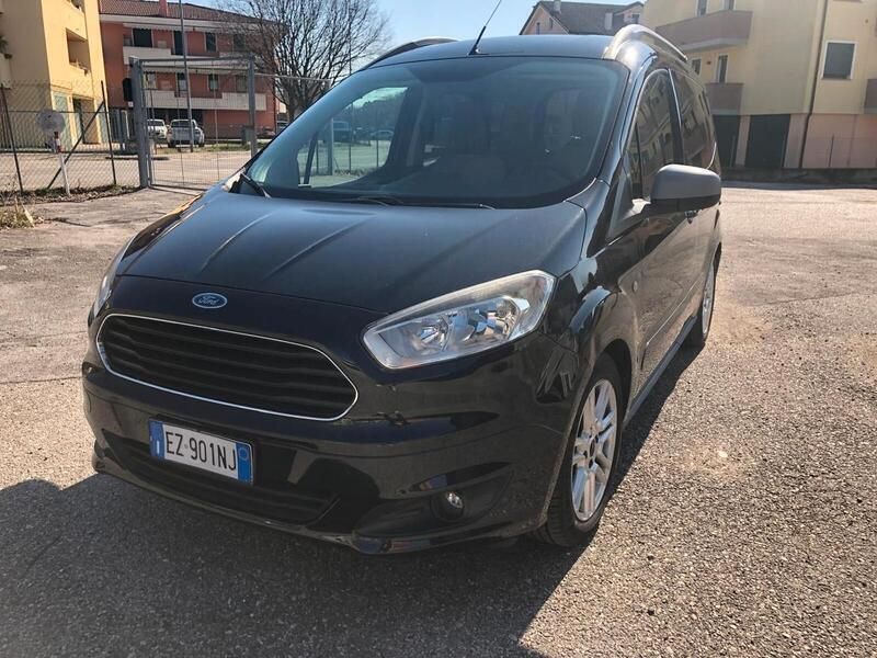 Usata Ford Tourneo Courier Titanium 95 CV (69 kW) 2015 Nero Monovolume