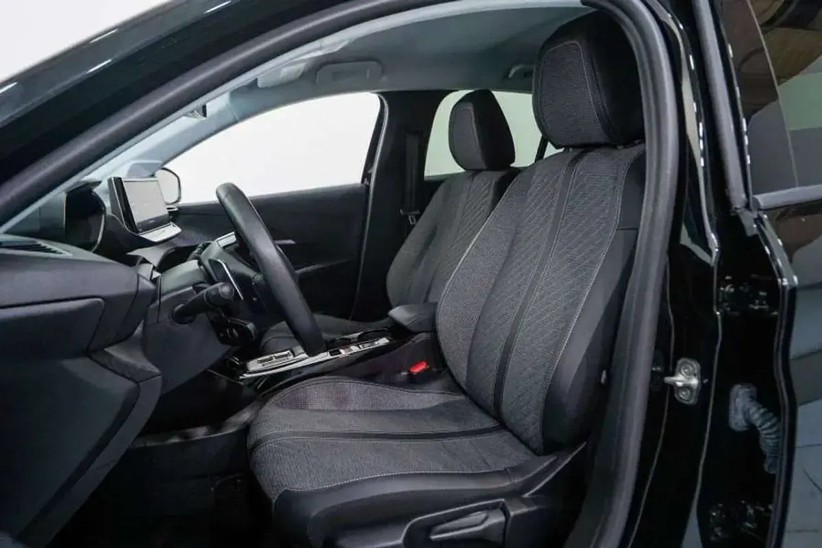 Usata Peugeot 208 Allure 101 CV (74 kW) 2025 Vari colori Utilitaria