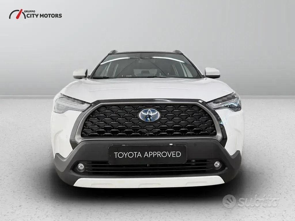 Usata Toyota Corolla Cross Lounge 199 CV (146 kW) 2023 Bianco SUV