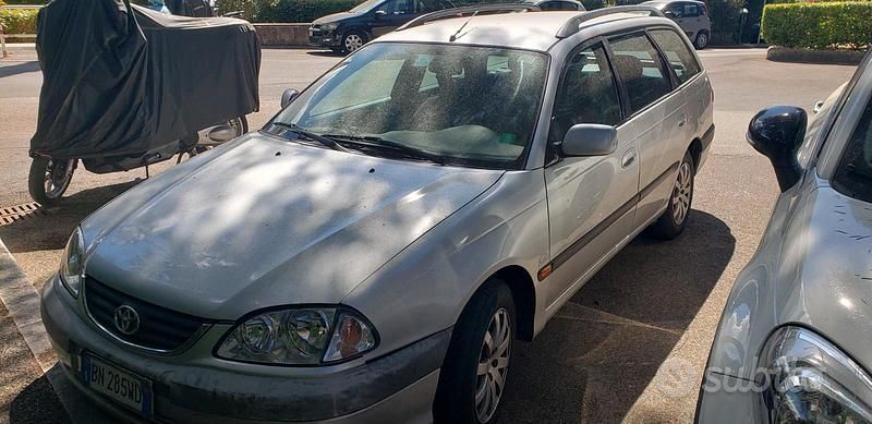 Usata Toyota Avensis 110 CV (80 kW) 2000 Grigio Station wagon