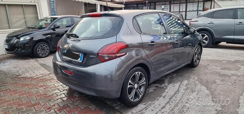 Gebraucht Peugeot 208 Active 75 PS (55 kW) 2017 Grau Kleinwagen