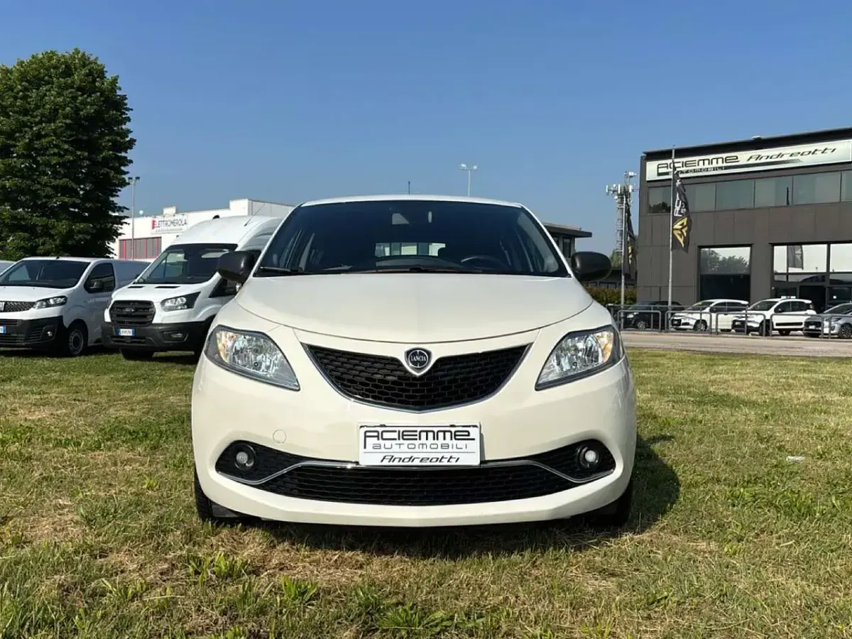 Usata Lancia Ypsilon Silver 69 CV (50 kW) 2017 Bianco Utilitaria