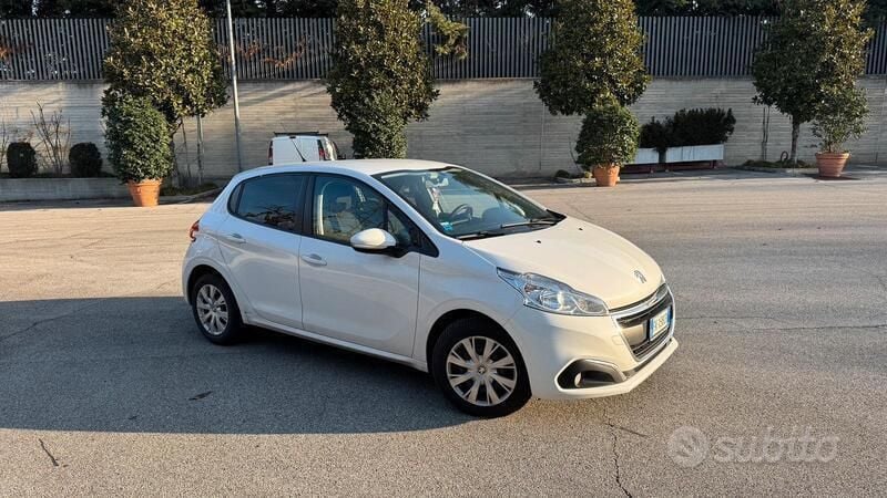 Bianco Usata 2017 Peugeot 208 Due volumi | 4000 € (Super prezzo) - Immagine 1/4