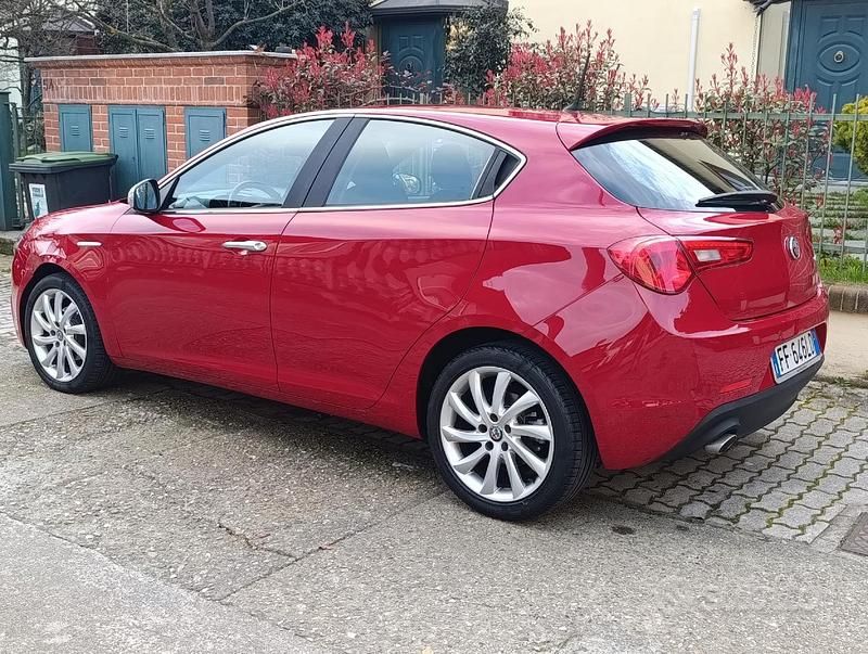 Usata Alfa Romeo Giulietta Super 120 CV (88 kW) 2016 Rosso Utilitaria