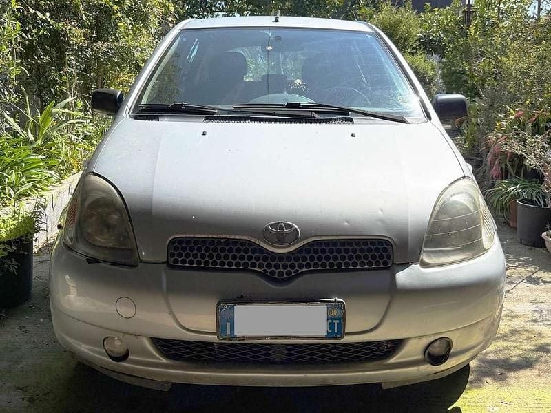 Begagnad Toyota Yaris Luna 86 HK (63 kW) 2000 Silver Sedan