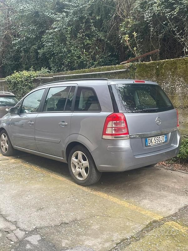 Usata Opel Zafira 2007 Grigio Monovolume
