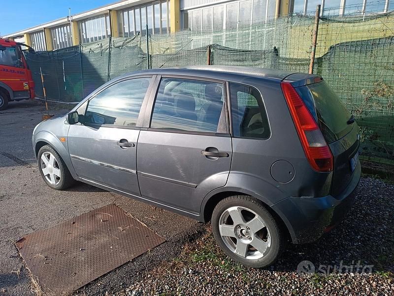 Usata Ford Fiesta Zetec 74 CV (54 kW) 2005 Grigio Berlina