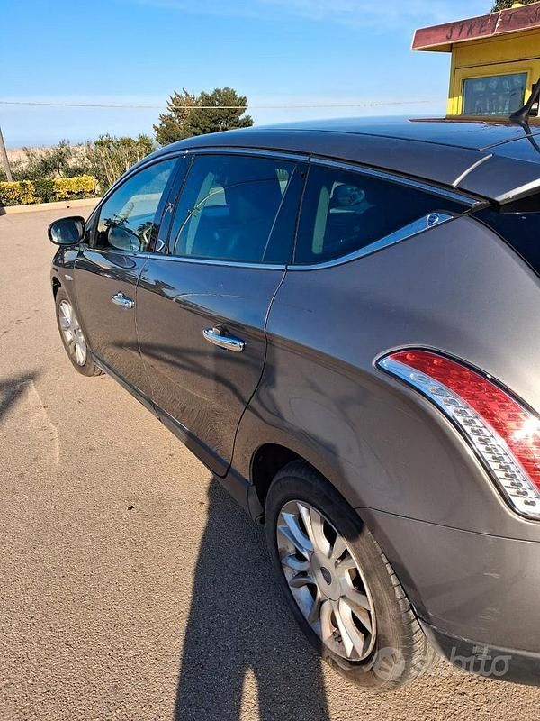 Usata Lancia Delta 120 CV (88 kW) 2011 Grigio Utilitaria