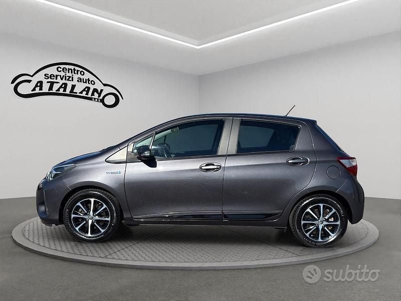 Usata Toyota Yaris Hybrid Trend 73 CV (53 kW) 2017 Grigio Berlina