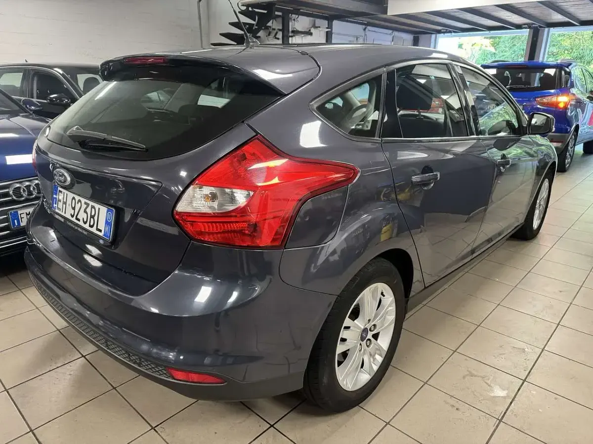 Usata Ford Focus 125 CV (91 kW) 2011 Grigio Berlina