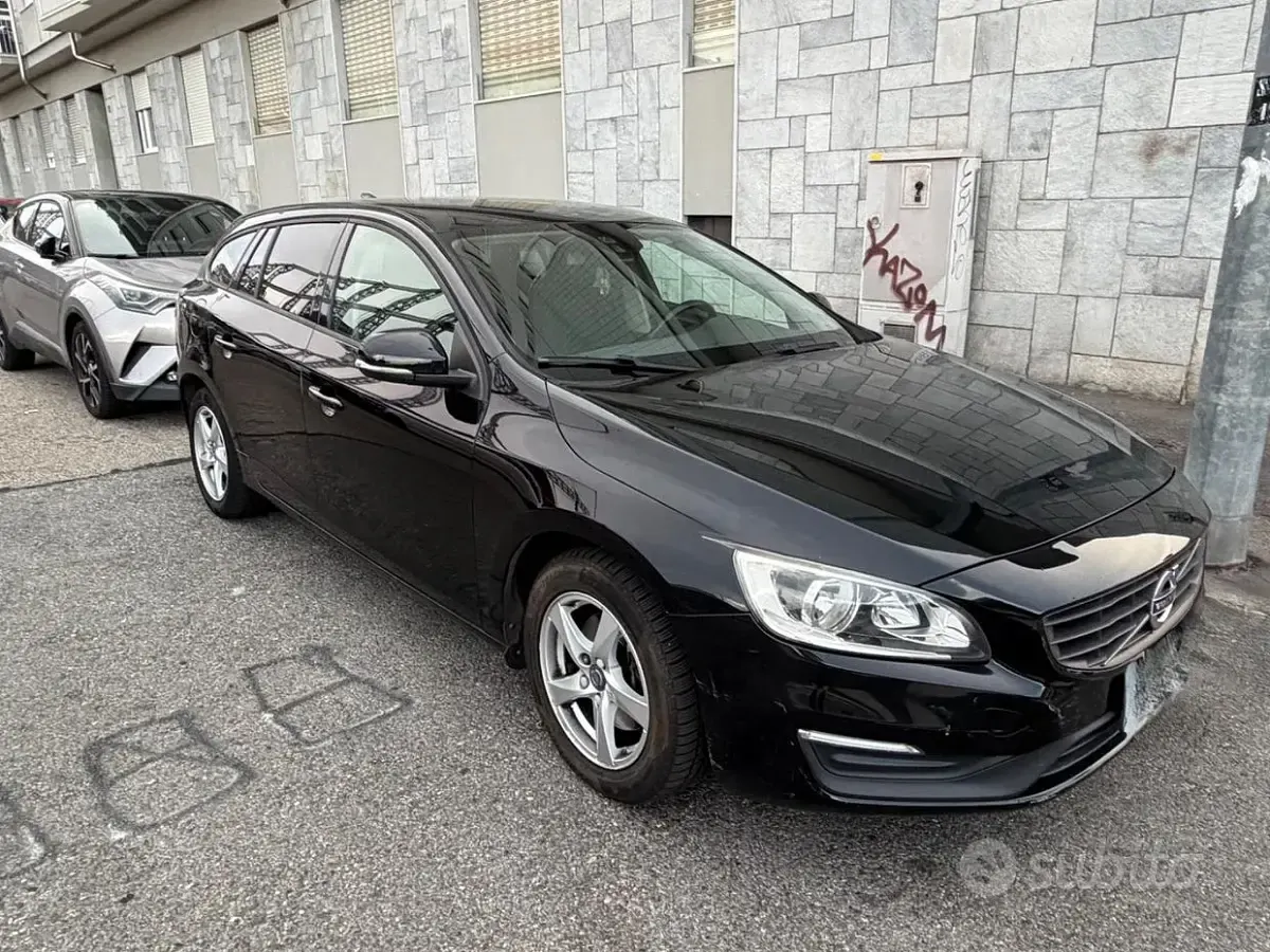Usata Volvo V60 120 CV (88 kW) 2017 Nero Station wagon