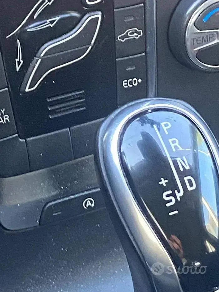 Usata Volvo V40 120 CV (88 kW) 2017 Blu Berlina