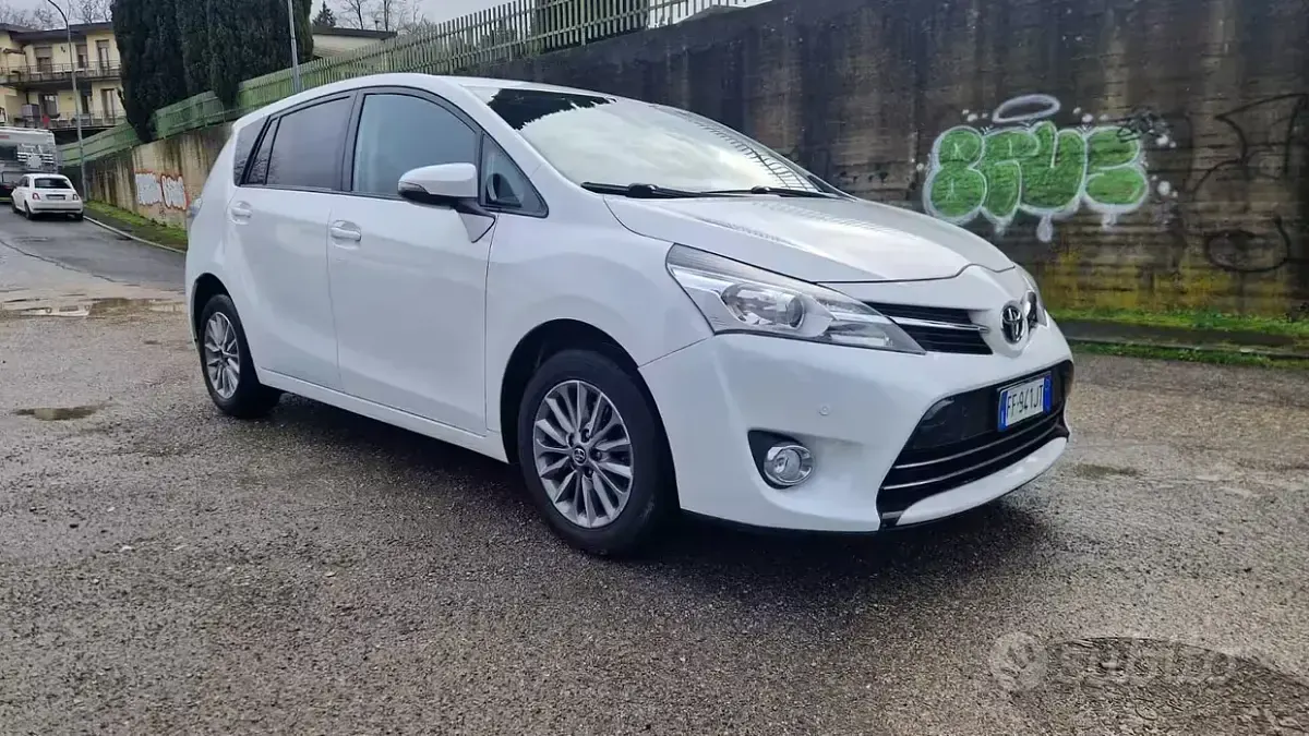 Usata Toyota Verso 132 CV (97 kW) 2016 Bianco Monovolume