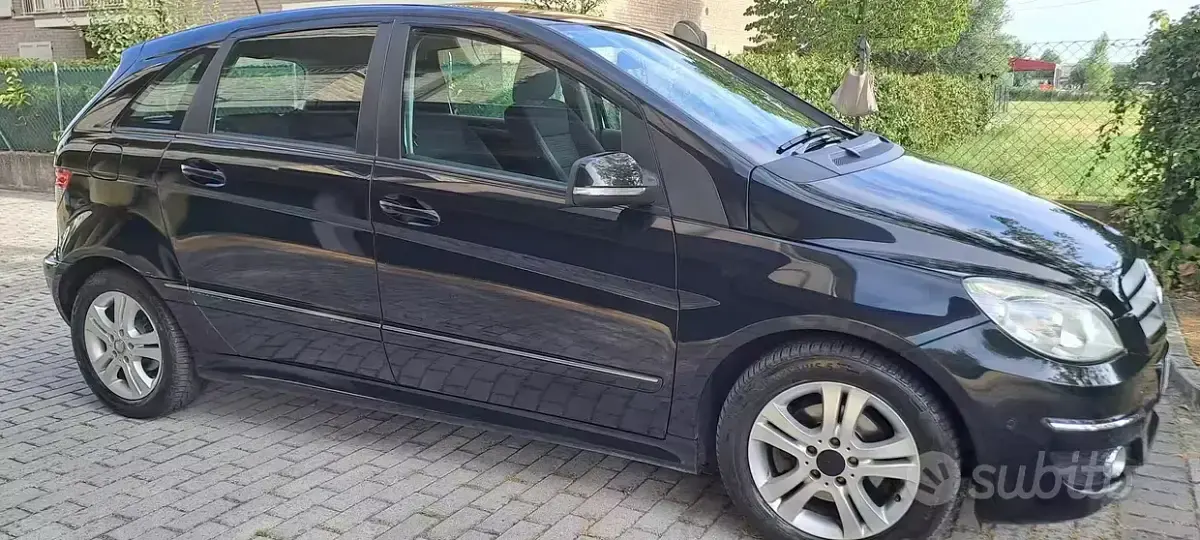 Usata Mercedes B180 109 CV (80 kW) 2010 Nero Monovolume