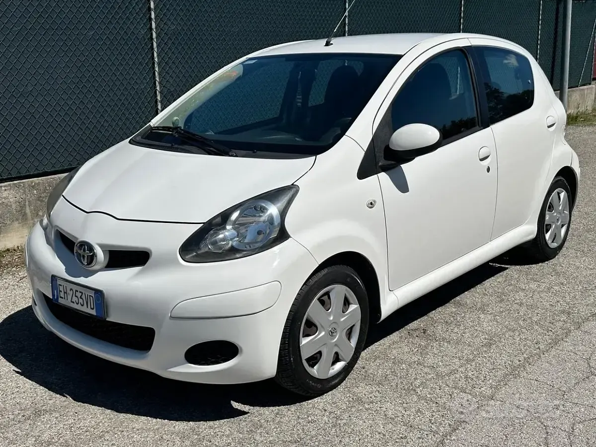 Usata Toyota Aygo 68 CV (50 kW) 2011 Bianco Utilitaria
