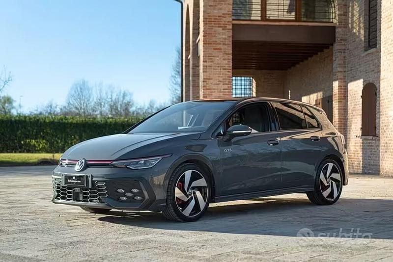 Usata VW Golf VIII GTI 265 CV (194 kW) 2025 Grigio Berlina